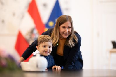Am 4. Dezember 2025 besuchte der Nikolaus Kinder im Bundeskanzleramt. Im Bild Bundesministerin Claudia Plakolm (r.).