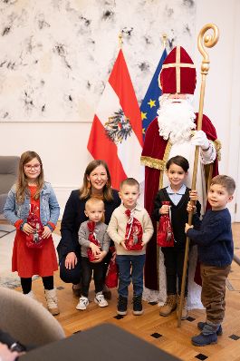 Am 4. Dezember 2025 besuchte der Nikolaus Kinder im Bundeskanzleramt. Im Bild Bundesministerin Claudia Plakolm (m.l.).