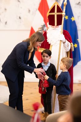Am 4. Dezember 2025 besuchte der Nikolaus Kinder im Bundeskanzleramt. Im Bild Bundesministerin Claudia Plakolm (l.).