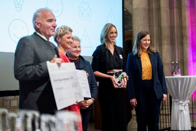 Am 4. Dezember 2025 &uuml;berreichte Bundesministerin Claudia Plakolm (r.) im Rahmen einer feierlichen Gala den 3. Staatspreis f&uuml;r freiwilliges und ehrenamtliches Engagement im Wiener Rathaus. Im Bild mit Bundesministerin Korinna Schumann (m.).