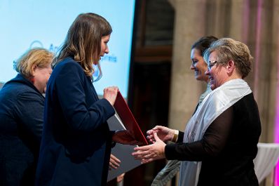 Am 4. Dezember 2025 &uuml;berreichte Bundesministerin Claudia Plakolm (m.l.) im Rahmen einer feierlichen Gala den 3. Staatspreis f&uuml;r freiwilliges und ehrenamtliches Engagement im Wiener Rathaus. Im Bild mit Bundesministerin Korinna Schumann (l.).