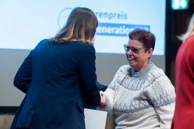 Am 4. Dezember 2025 &uuml;berreichte Bundesministerin Claudia Plakolm (l.) im Rahmen einer feierlichen Gala den 3. Staatspreis f&uuml;r freiwilliges und ehrenamtliches Engagement im Wiener Rathaus.