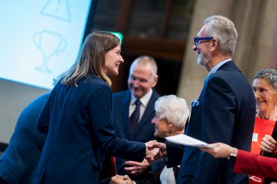Am 4. Dezember 2025 &uuml;berreichte Bundesministerin Claudia Plakolm (l.) im Rahmen einer feierlichen Gala den 3. Staatspreis f&uuml;r freiwilliges und ehrenamtliches Engagement im Wiener Rathaus.