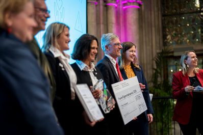Am 4. Dezember 2025 &uuml;berreichte Bundesministerin Claudia Plakolm (2.v.r.) im Rahmen einer feierlichen Gala den 3. Staatspreis f&uuml;r freiwilliges und ehrenamtliches Engagement im Wiener Rathaus. Im Bild mit Bundesministerin Korinna Schumann (l.).