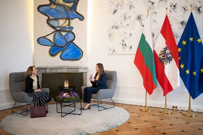 Am 4. Dezember 2025 empfing Bundesministerin Claudia Plakolm (r.) die stellvertretende Au&szlig;enministerin Bulgariens Elena Shekerletova (l.), zu einem Arbeitsbesuch im Bundeskanzleramt.