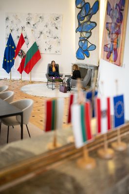 Am 4. Dezember 2025 empfing Bundesministerin Claudia Plakolm (r.) die stellvertretende Au&szlig;enministerin Bulgariens Elena Shekerletova (l.), zu einem Arbeitsbesuch im Bundeskanzleramt.