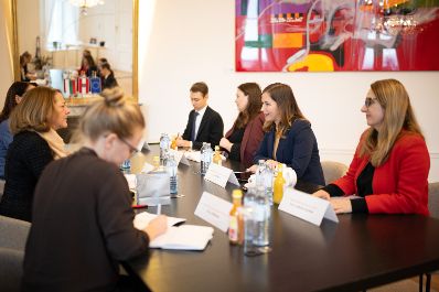 Am 4. Dezember 2025 empfing Bundesministerin Claudia Plakolm (r.) die stellvertretende Au&szlig;enministerin Bulgariens Elena Shekerletova (l.), zu einem Arbeitsbesuch im Bundeskanzleramt.