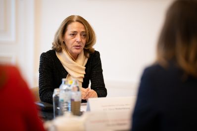 Am 4. Dezember 2025 empfing Bundesministerin Claudia Plakolm (r.) die stellvertretende Au&szlig;enministerin Bulgariens Elena Shekerletova (l.), zu einem Arbeitsbesuch im Bundeskanzleramt.