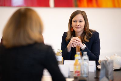 Am 4. Dezember 2025 empfing Bundesministerin Claudia Plakolm (r.) die stellvertretende Au&szlig;enministerin Bulgariens Elena Shekerletova (l.), zu einem Arbeitsbesuch im Bundeskanzleramt.
