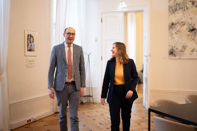 Am 4. Dezember 2025 empfing Bundesministerin Claudia Plakolm (r.) den Vizepremierminister von Belgien Vincent Van Peteghem (l.), zu einem Arbeitsbesuch im Bundeskanzleramt.