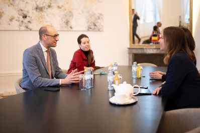 Am 4. Dezember 2025 empfing Bundesministerin Claudia Plakolm (r.) den Vizepremierminister von Belgien Vincent Van Peteghem (l.), zu einem Arbeitsbesuch im Bundeskanzleramt.