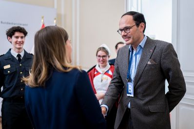 Am 4. Dezember 2025 empfing Bundesministerin Claudia Plaklom anl&auml;sslich der MALTESER-Stra&szlig;ensammlung eine Vertreterin und einen Vertreter der MALTESER.