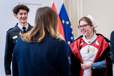 Am 4. Dezember 2025 empfing Bundesministerin Claudia Plaklom anl&auml;sslich der MALTESER-Stra&szlig;ensammlung eine Vertreterin und einen Vertreter der MALTESER.