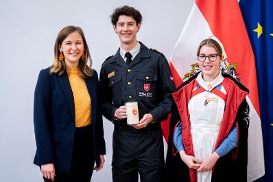 Am 4. Dezember 2025 empfing Bundesministerin Claudia Plaklom (l.) anl&auml;sslich der MALTESER-Stra&szlig;ensammlung eine Vertreterin und einen Vertreter der MALTESER.