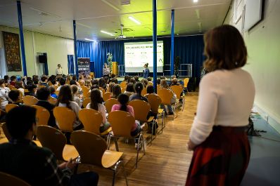 Am 10. Dezember 2025 nahm Bundesministerin Claudia Plakolm (r.) an der &bdquo;Mental Health Days&ldquo; Veranstaltung am Bertha-von-Suttner-Gymnasium teil.