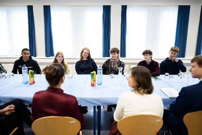 Am 10. Dezember 2025 nahm Bundesministerin Claudia Plakolm an der &bdquo;Mental Health Days&ldquo; Veranstaltung am Bertha-von-Suttner-Gymnasium teil. Im Bild mit Sch&uuml;lerinnen und Sch&uuml;lern.