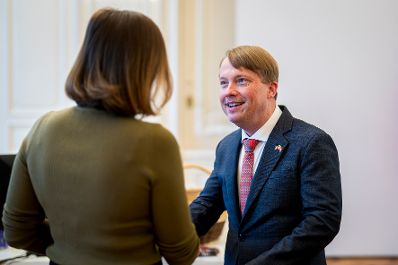 Am 12. Dezember 2025 empfing Bundesministerin Claudia Plakolm (l.) den Botschafter der Vereinigten Staaten von Amerika Arthur Graham Fisher (r.) zu einem Arbeitsgespr&auml;ch im Bundeskanzleramt.