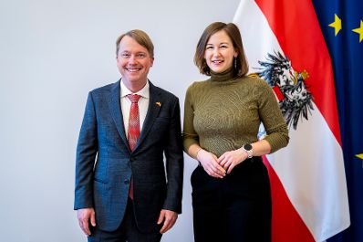 Am 12. Dezember 2025 empfing Bundesministerin Claudia Plakolm (r.) den Botschafter der Vereinigten Staaten von Amerika Arthur Graham Fisher (l.) zu einem Arbeitsgespr&auml;ch im Bundeskanzleramt.
