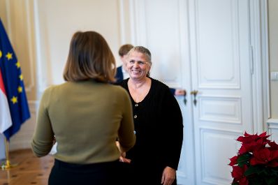 Am 12. Dezember 2025 &uuml;berreichten Vertreter des Bundesverbandes der &Ouml;sterreichischen G&auml;rtner Weihnachtssterne an Bundesministerin Claudia Plakolm (l.).