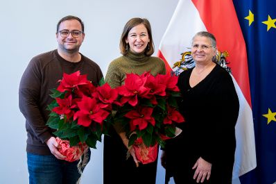 Am 12. Dezember 2025 &uuml;berreichten Vertreter des Bundesverbandes der &Ouml;sterreichischen G&auml;rtner Weihnachtssterne an Bundesministerin Claudia Plakolm (m.).