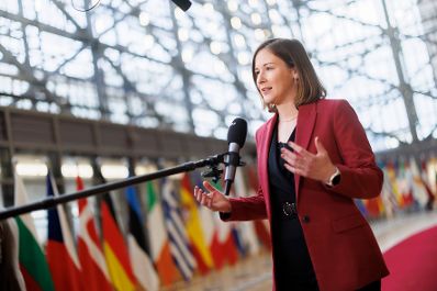 Am 16. Dezember 2025 reiste Bundesministerin Claudia Plakolm (m.) nach Br&uuml;ssel und nahm am Rat f&uuml;r &bdquo;Allgemeine Angelegenheiten&ldquo; der Europ&auml;ischen Union teil. Im Bild beim Doorstep.