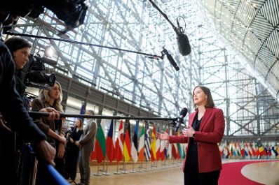 Am 16. Dezember 2025 reiste Bundesministerin Claudia Plakolm nach Br&uuml;ssel und nahm am Rat f&uuml;r &bdquo;Allgemeine Angelegenheiten&ldquo; der Europ&auml;ischen Union teil. Im Bild beim Doorstep.