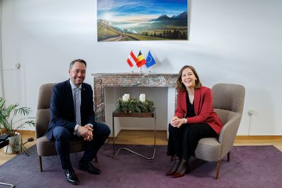 Am 16. Dezember 2025 reiste Bundesministerin Claudia Plakolm (r.) nach Br&uuml;ssel und nahm am Rat f&uuml;r &bdquo;Allgemeine Angelegenheiten&ldquo; der Europ&auml;ischen Union teil. Im Bild mit dem Vizepremierminister von Belgien Maxime Pr&eacute;vot (l.).