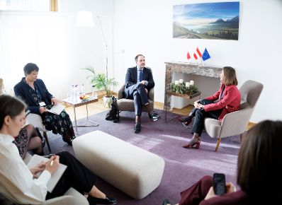 Am 16. Dezember 2025 reiste Bundesministerin Claudia Plakolm (r.) nach Br&uuml;ssel und nahm am Rat f&uuml;r &bdquo;Allgemeine Angelegenheiten&ldquo; der Europ&auml;ischen Union teil. Im Bild mit dem Staatssekret&auml;r im Au&szlig;enministerium der Republik Polen Ignacy Niemczycki (l.).
