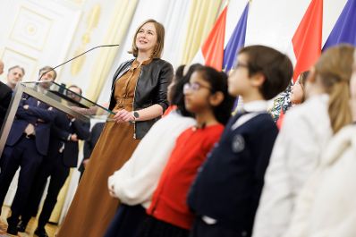 Am 17. Dezember 2025 lud Bundesministerin Claudia Plakolm (6.v.r.) Vertreterinnen und Vertreter der Kultusgemeinden zu einem weihnachtlichem Empfang ins Bundeskanzleramt.