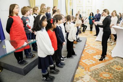 Am 17. Dezember 2025 lud Bundesministerin Claudia Plakolm Vertreterinnen und Vertreter der Kultusgemeinden zu einem weihnachtlichem Empfang ins Bundeskanzleramt.