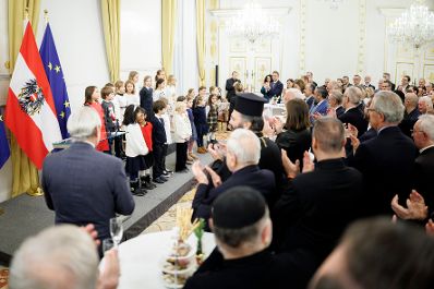 Am 17. Dezember 2025 lud Bundesministerin Claudia Plakolm Vertreterinnen und Vertreter der Kultusgemeinden zu einem weihnachtlichem Empfang ins Bundeskanzleramt.