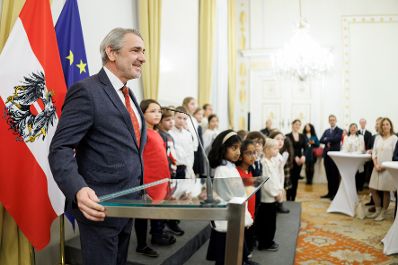 Am 17. Dezember 2025 lud Bundesministerin Claudia Plakolm Vertreterinnen und Vertreter der Kultusgemeinden zu einem weihnachtlichem Empfang ins Bundeskanzleramt.