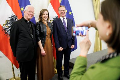 Am 17. Dezember 2025 lud Bundesministerin Claudia Plakolm (2.v.l.) Vertreterinnen und Vertreter der Kultusgemeinden zu einem weihnachtlichem Empfang ins Bundeskanzleramt.