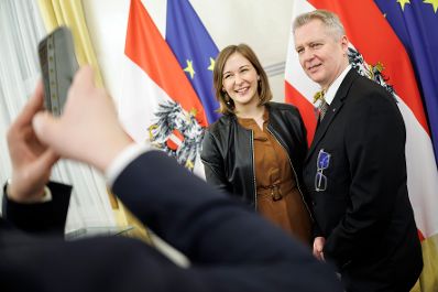 Am 17. Dezember 2025 lud Bundesministerin Claudia Plakolm (m.) Vertreterinnen und Vertreter der Kultusgemeinden zu einem weihnachtlichem Empfang ins Bundeskanzleramt.