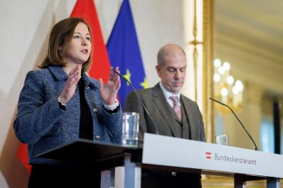 Am 18. Dezember 2025 gab Bundesministerin Claudia Plakolm (l.) gemeinsam mit Meinungsforscher Peter Hajek (r.) eine Pressekonferenz zu den aktuellen Zahlen des Integrationsbarometers.