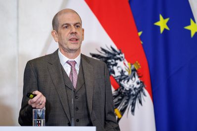 Am 18. Dezember 2025 gab Bundesministerin Claudia Plakolm gemeinsam mit Meinungsforscher Peter Hajek (im Bild) eine Pressekonferenz zu den aktuellen Zahlen des Integrationsbarometers.