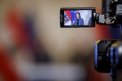 Am 18. Dezember 2025 gab Bundesministerin Claudia Plakolm gemeinsam mit Meinungsforscher Peter Hajek eine Pressekonferenz zu den aktuellen Zahlen des Integrationsbarometers.