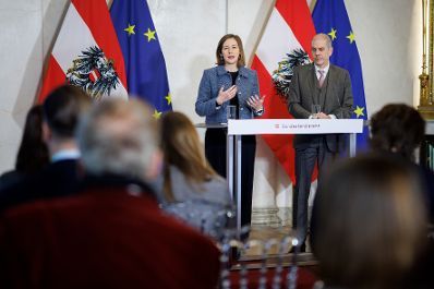 Am 18. Dezember 2025 gab Bundesministerin Claudia Plakolm (m.l.) gemeinsam mit Meinungsforscher Peter Hajek (m.r.) eine Pressekonferenz zu den aktuellen Zahlen des Integrationsbarometers.