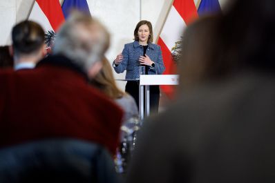 Am 18. Dezember 2025 gab Bundesministerin Claudia Plakolm (m.) gemeinsam mit Meinungsforscher Peter Hajek eine Pressekonferenz zu den aktuellen Zahlen des Integrationsbarometers.