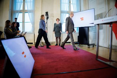 Am 18. Dezember 2025 gab Bundesministerin Claudia Plakolm (3.v.r.) gemeinsam mit Meinungsforscher Peter Hajek (r.) eine Pressekonferenz zu den aktuellen Zahlen des Integrationsbarometers.