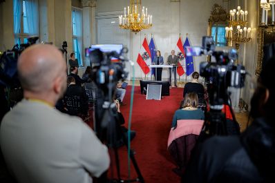 Am 18. Dezember 2025 gab Bundesministerin Claudia Plakolm gemeinsam mit Meinungsforscher Peter Hajek eine Pressekonferenz zu den aktuellen Zahlen des Integrationsbarometers.