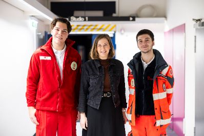 Am 24. Dezember 2025 nahm Bundesministerin Claudia Plakolm (m.) an der Licht ins Dunkel Spendenaktion teil.