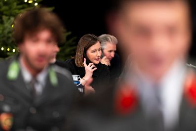 Am 24. Dezember 2025 nahm Bundesministerin Claudia Plakolm (m.) an der Licht ins Dunkel Spendenaktion teil.