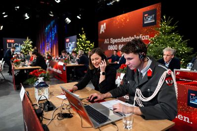 Am 24. Dezember 2025 nahm Bundesministerin Claudia Plakolm (m.) an der Licht ins Dunkel Spendenaktion teil.