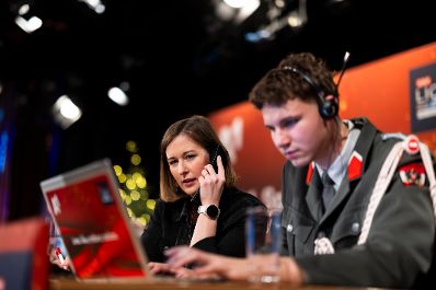 Am 24. Dezember 2025 nahm Bundesministerin Claudia Plakolm (l.) an der Licht ins Dunkel Spendenaktion teil.