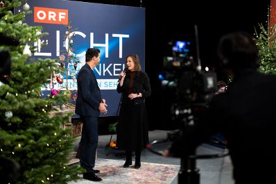 Am 24. Dezember 2025 nahm Bundesministerin Claudia Plakolm (r.) an der Licht ins Dunkel Spendenaktion teil.