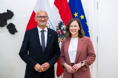 Am 2. Juni 2026 traf Bundesministerin Claudia Bauer (r.) im Rahmen ihres Bundesl&auml;ndertages den Tiroler Landeshauptmann Anton Mattle (l.).