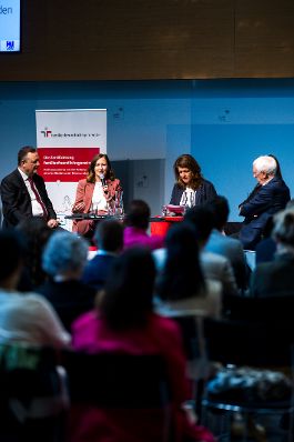 Am 2. Juni 2026 nahm Bundesministerin Claudia Bauer (2.v.l.) im Rahmen ihres Bundesl&auml;ndertages in Tirol am &bdquo;Vernetzungstreffen familienfreundliche Gemeinden&ldquo; teil .