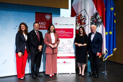 Am 2. Juni 2026 nahm Bundesministerin Claudia Bauer (3.v.l.) im Rahmen ihres Bundesl&auml;ndertages in Tirol am &bdquo;Vernetzungstreffen familienfreundliche Gemeinden&ldquo; teil .