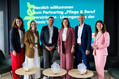 Am 2. Juni 2026 nahm Bundesministerin Claudia Bauer (3.v.r.) im Rahmen ihres Bundesl&auml;ndertages in Tirol am Partnertag des Netzwerks &bdquo;Unternehmen f&uuml;r Familien&ldquo; teil .